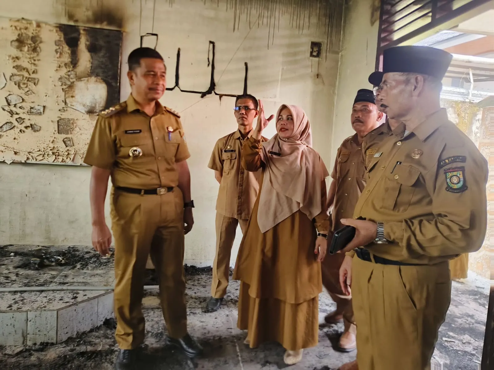 Tinjau Langsung Kebakaran SDN 018 Kubang Jaya, Bupati Kampar Minta Kerusakan Segera Diinventarisasi dan Keselamatan Siswa Diutamakan