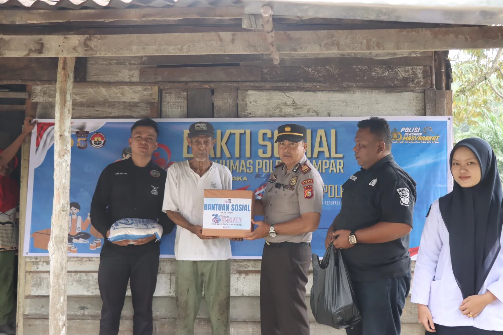 Sambut Hari Jadi Humas Polri ke-75, Humas Polres Kampar Berbagi Kebahagiaan dengan Warga Kurang Mampu