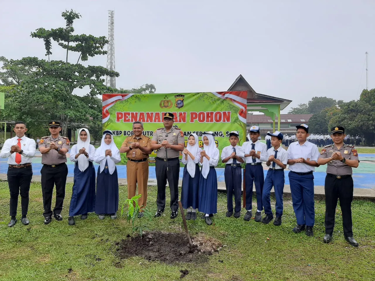 Tanam Harapan Hijau Bersama Siswa, Kapolres Kampar Ajak Generasi Muda Cinta dan Jaga Kelestarian Lingkungan